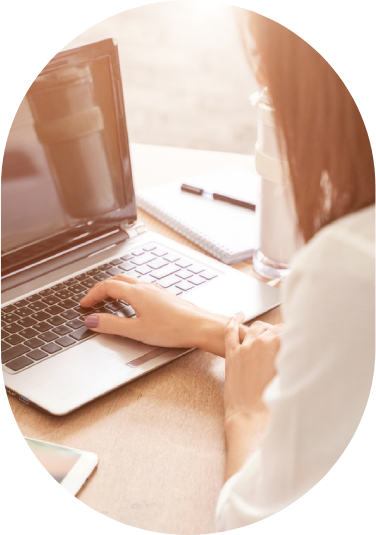 Laptop i notatnik podczas lekcji online
